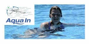 Das Bild zeigt eine Frau in einer seitlichen Aquafitness-Pendelbewegung im Tiefwasser eines Freibades. In der linken oberen Bildecke ist ein Piktogramm einer liegnden Person im Wasser, die im Liegen auf dem Wasser, beide Arme gestreckt über den Kopf bringt. Darunter steht das Logo AQUA IN. Das Bild dient als Vorschaubild für den Blogartikel "Aquafitness bei Nackenverspannungen".