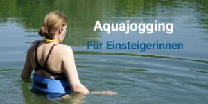 Das Bild ist das Vorschaubild für den Blogartikelbeitrag. Es ist der Ausschnitt eines Sees zu sehen. Im linken Teil des Bildes steht eine Frau mit dem Rücken zum Betrachter*in hüfttief im Wasser. Sie trägt am Hals anliegend ein gelbes MP3 Headset und um die Taille einen blauen Aquajogging-Gürtel. Im rechten Teil des Bildes steht, "Aquajogging für Einsteigerinnen".