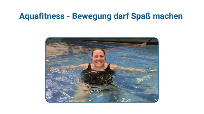 in der Bildmitte ist eine weibliche Sportlerin im Wasser, die mit Headset Aquafitness betreibt. Über dem Bild steht in blauer Schrift: Aquafitness - Bewegung darf Spaß machen