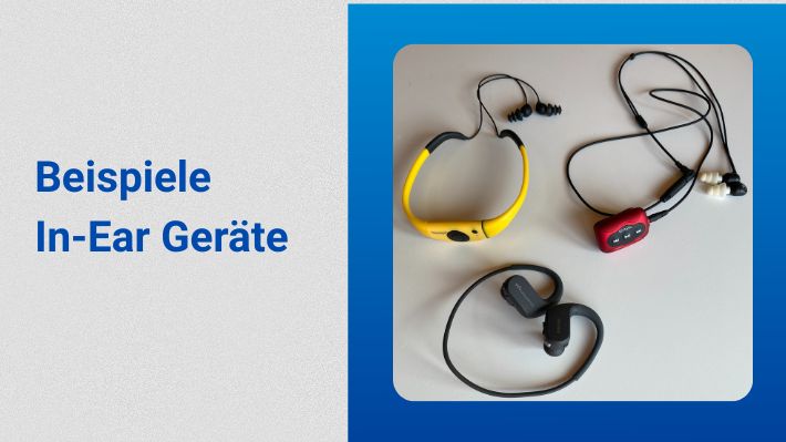Im rechten Teil des Bildes sind drei unterschiedliche MP3 Headsets in der Ausführung In-Ear-Kopfhörer abgebildet. Im linken Teil des Bildes steht in blauer Schrift auf grauem Hintergrund "Beispiele In-Ear Geräte". Das Bild ist im linken Teil grau hinterlegt. Im rechten Bildbereich ist der Hintergrund blau.
