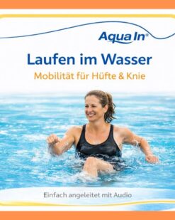 Das Bild zeigt eine Frau mittleren Alters mit brauner Zopffrisur. Sie nimmt eine dynamische Lauf-Pose ein, indem sie die Arme aktiv gegengleich hält und das linke Bein in angewinkelter Laufposition aus dem brusthohen Wasser herausragt. Die Frau trägt einen schwarzen Sportbadeanzug. Über der Person steht in oranger Schrift; „Mobilität für Hüfte & Knie“ darüber in blauer Schrift; „Laufen im Wasser“. Darüber das AQUA IN Logo und eine blaue Welle. Unter der Person steht auf hellblauem Hintergrund in grauer Schrift; „Einfach angeleitet mit Audio“. Das Bild fungiert als Produkt-Bild für Aquafitness-Workouts für Körperregionen im AQUA IN Online-Shop.