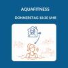 Produktbild für einen Live-Online-Aquafitnesskurs am Donnerstag um 18:30 Uhr. Oben im Bild ist eine Trainerin mit Headset in einem blau gezeichneten Haus-Symbol zu sehen, die den Kurs live anleitet. Darunter ist in oranger Farbe eine Frau zu sehen, die die Anleitungen über Kopfhörer hört und selbstständig im Wasser übt. Weitere Schwimmbadgäste sind im Hintergrund angedeutet.