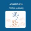 Produktbild für einen Live-Online-Aquafitnesskurs am Freitag um 10:00 Uhr. Oben im Bild ist eine Trainerin mit Headset in einem blau gezeichneten Haus-Symbol zu sehen, die den Kurs live anleitet. Darunter ist in oranger Farbe eine Frau zu sehen, die die Anleitungen über Kopfhörer hört und selbstständig im Wasser übt. Weitere Schwimmbadgäste sind im Hintergrund angedeutet.