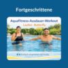 Das Bild zeigt eine Frau im schwarzen Badeanzug und schwarzer Badekappe, die in einem Pool Aquajogging macht. Daneben ist ein Mann mit Schwimmbrille auf der Stirn und weit ausgebreiteten Armen, bereit für Aquafitness. Über den Personen steht in oranger Schrift; „Laufen, Butterfly“ darüber in blauer Schrift; „Aquafitness-Ausdauer-Workout“ In der Kopfzeile des Bildes steht in weißer Schrift „Fortgeschrittene“. Unter den Personen ist auf hellblauem Hintergrund ein Piktogramm eines Kopfhörers zu sehen und daneben steht in grauer Schrift; „Einfach angeleitet mit Audio“. Das Bild fungiert als Produkt-Bild für Aquafitness-Ausdauer-Workouts für Experten im AQUA IN Online-Shop.