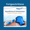 Im Vordergrund des Bildes liegt eine blau-weiße Schwimmbrille und blaue Aqua-Handschuhe auf roten Fliesen eines Beckenrandes. Im Hintergrund ist hellblaues Wasser zu sehen. Über den Geräten steht in oranger Schrift „Vielfalt im Wasser erleben“ darüber in blauer Schrift „Aquafitness & Schwimmen“ und darüber das AQUA IN Logo. In der Kopfzeile des Bildes steht in weißer Schrift auf blauem Hintergrund „Fortgeschrittene“. Das Bild fungiert als Produkt-Bild für Aquafitness und Schwimmen- Workouts im AQUA IN Online-Shop.