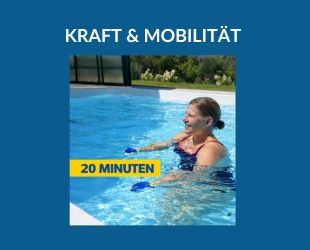 Auf dem Bild ist eine Frau in einem Pool zu sehen, die mit Kopfhörern Aquafitness betreibt. Über der Person steht auf blauem Grund in weißer Schrift. "Kraft & Mobilität". Neben der Sportlerin steht in blauer Schrift auf gelben Hintergrund; "20 Minuten".