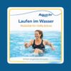 Das Bild zeigt eine Frau mittleren Alters mit brauner Zopffrisur. Sie nimmt eine dynamische Lauf-Pose ein, indem sie die Arme aktiv gegengleich hält und das linke Bein in angewinkelter Laufposition aus dem brusthohen Wasser herausragt. Die Frau trägt einen schwarzen Sportbadeanzug. Über der Person steht in oranger Schrift; „Mobilität für Hüfte & Knie“ darüber in blauer Schrift; „Laufen im Wasser“. Darüber das AQUA IN Logo und eine blaue Welle. Unter der Person steht auf hellblauem Hintergrund in grauer Schrift; „Einfach angeleitet mit Audio“. Das Bild fungiert als Produkt-Bild für Aquafitness-Workouts für Körperregionen im AQUA IN Online-Shop.