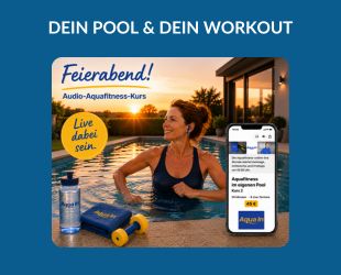 Das Bild zeigt eine junge Frau mit dunkeln Haaren, dunklem Badeanzug und Headset in einem Pool in abendlicher Stimmung. Im rechten vorderen Bildausschnitt ist ein Handy zu sehen, in dem die App zum Hören von Live-Audio-Kursen zu sehen ist. Das Bild dienst als Produktbild für Live-Audio-Kursen im Pool.