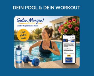 Das Bild zeigt eine junge Frau mit dunkeln Haaren, dunklem Badeanzug und Headset in einem Pool in morgentlicher Stimmung. Im rechten vorderen Bildausschnitt ist ein Handy zu sehen, in dem die App zum Hören von Live-Audio-Kursen zu sehen ist. Das Bild dienst als Produktbild für Live-Audio-Kursen im Pool.
